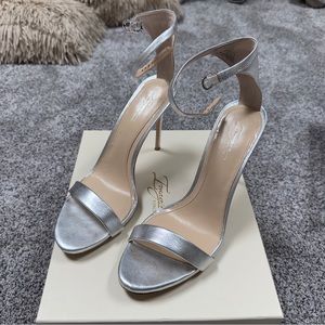 Vince Camuto (The Imagine line) Women's Diva
Heeled Sandal-Silver 11M Preloved